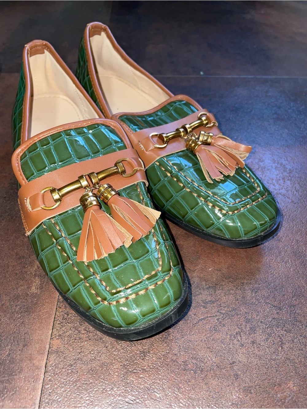 SHEIN Green Croc-Embossed Tassel Loafers with Tan Accents